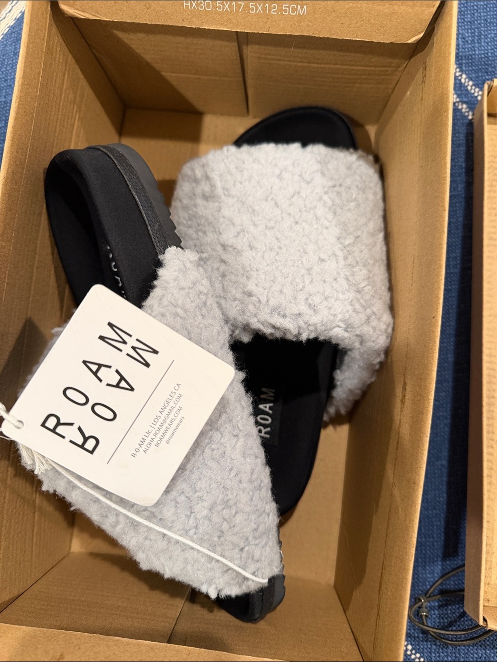 ROAM Cozy Fuzzy Slide Sandals in Black and Light Gray excellent condition